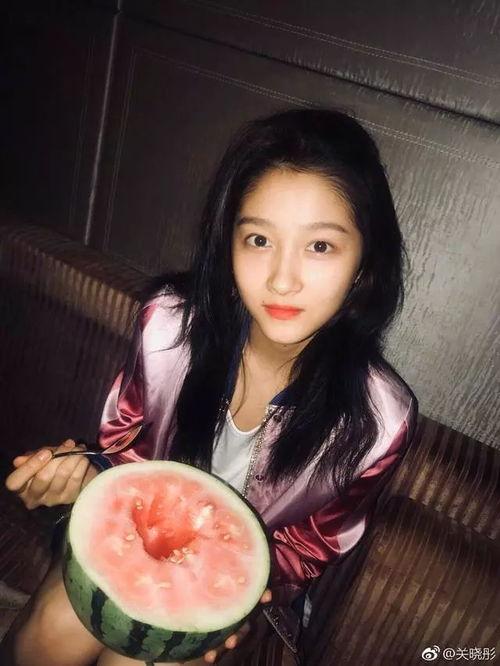 她发个吃瓜,她为何成为吃瓜群众热议焦点？